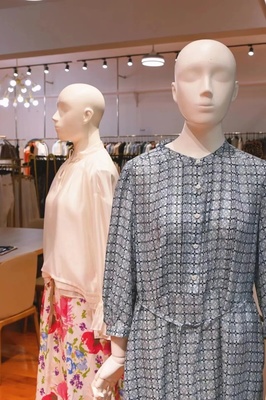 “美女企業(yè)家”轉(zhuǎn)型時尚主播，金山寶藏服裝工廠店借力數(shù)碼產(chǎn)品再掀熱潮